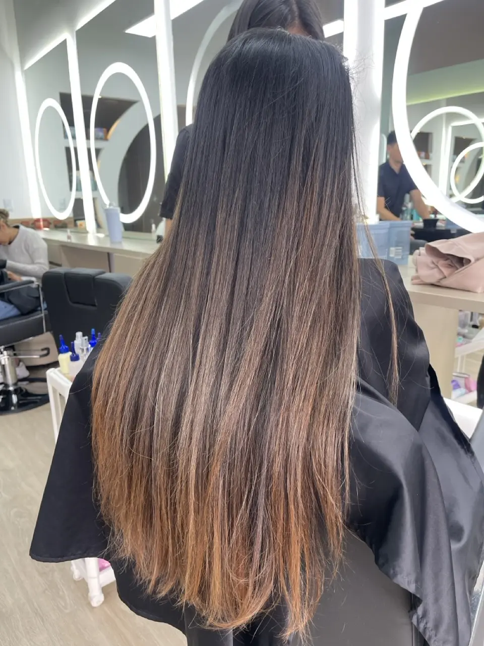 Antes: cabello extra largo con tono castaño uniforme