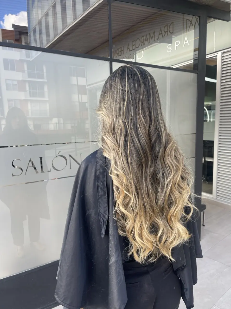 Después: rubio dorado espectacular con ondas en cabello largo