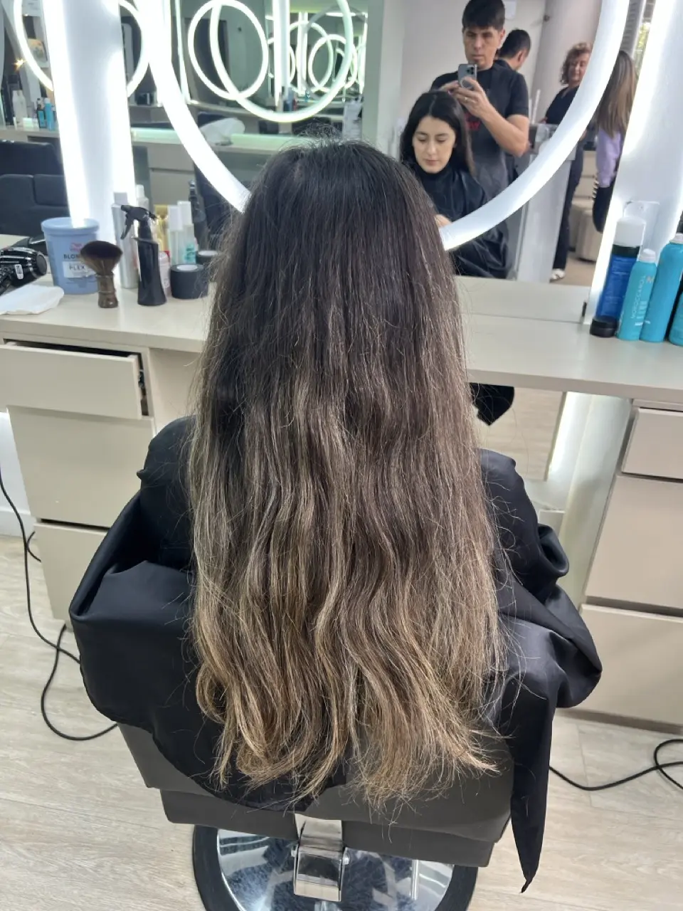 Antes: cabello con reflejos anteriores desgastados y sin brillo
