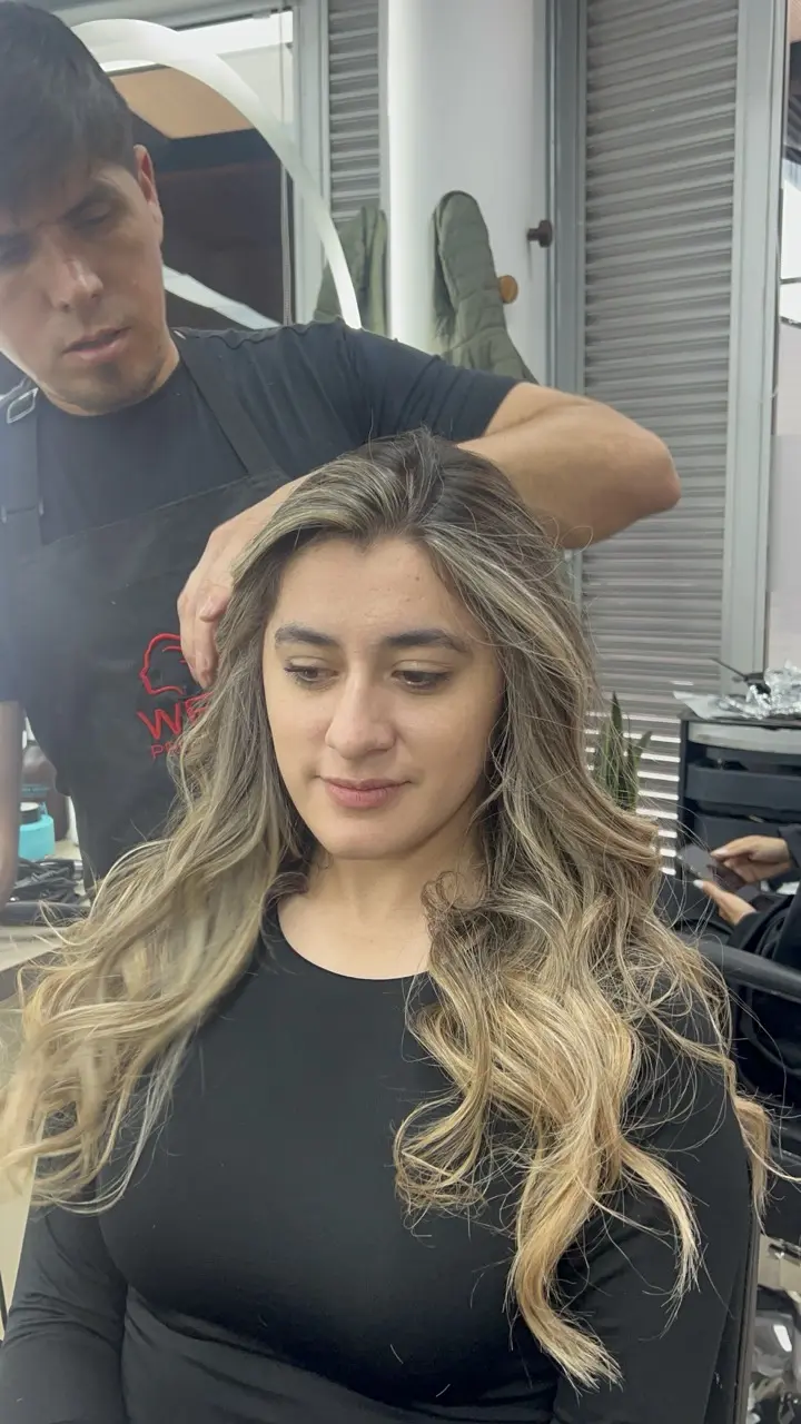 Después: rubio iluminado y definido con técnica balayage en Narbo's