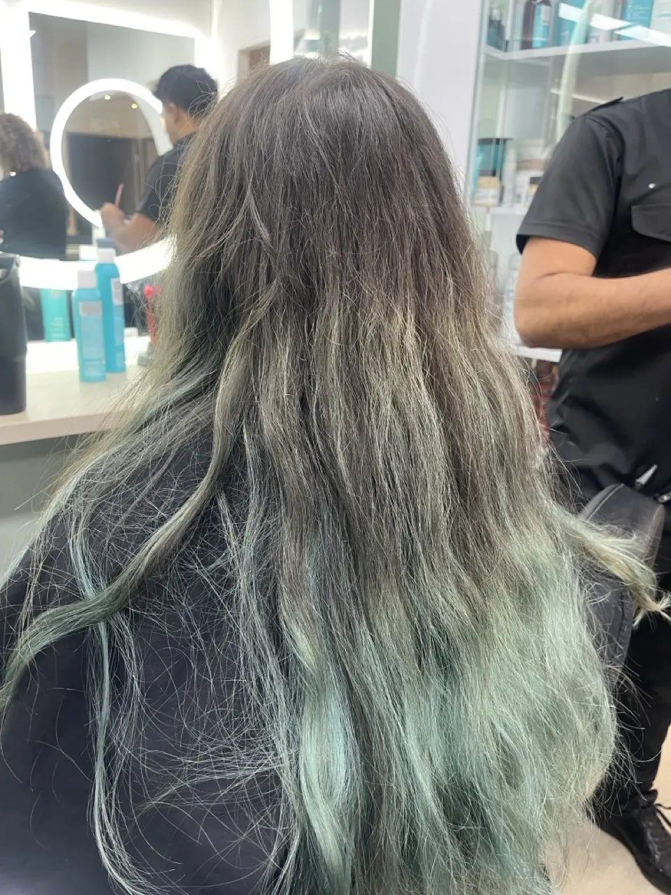 Antes: cabello manchado y maltratado por procesos químicos previos