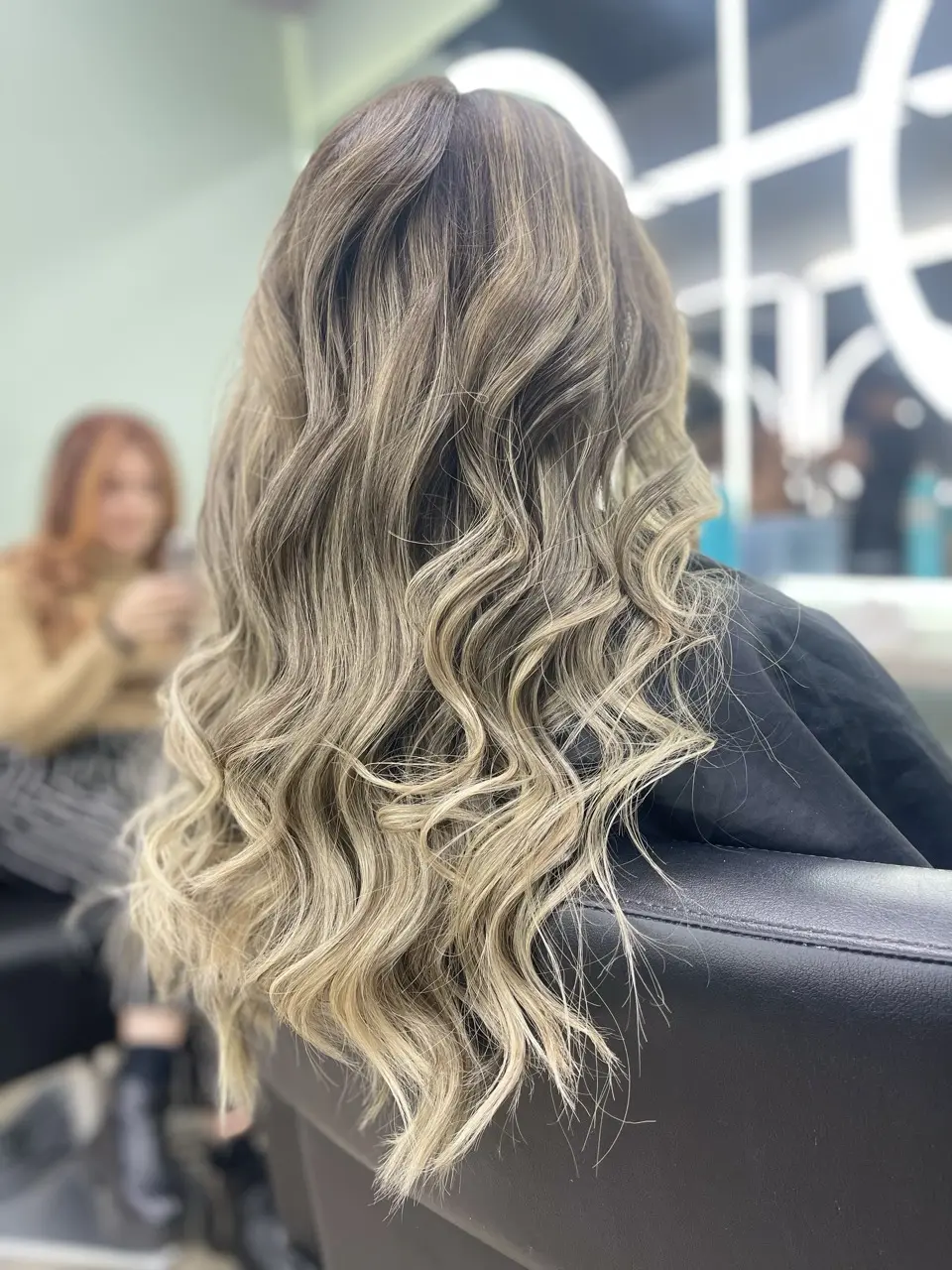 Después: rubio platinado recuperado con brillo y suavidad