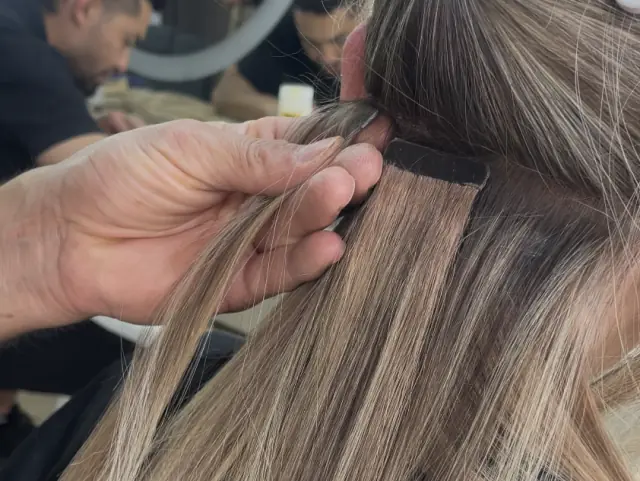 Colocación de extensiones adhesivas de cabello natural en Narbo's Salón Spa Chía