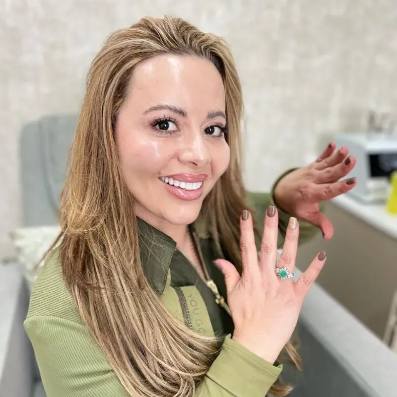 Manicure y Pedicure en Chía con Rostro Sonriente