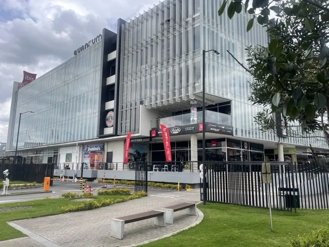 Fachada del Edificio Quantum y Hotel Ibis en Chía - Ubicación de Narbo's Salón